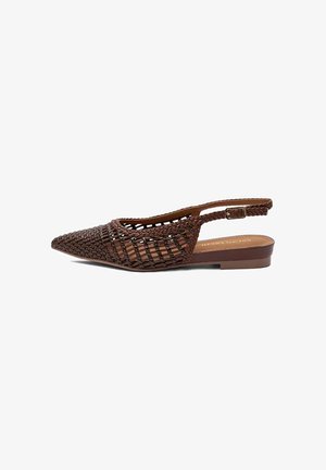 Brązowe plecione, płaskie buty na niskim obcasie typu slingback z regulowanym paskiem na klamrę i wąskim czubkiem.