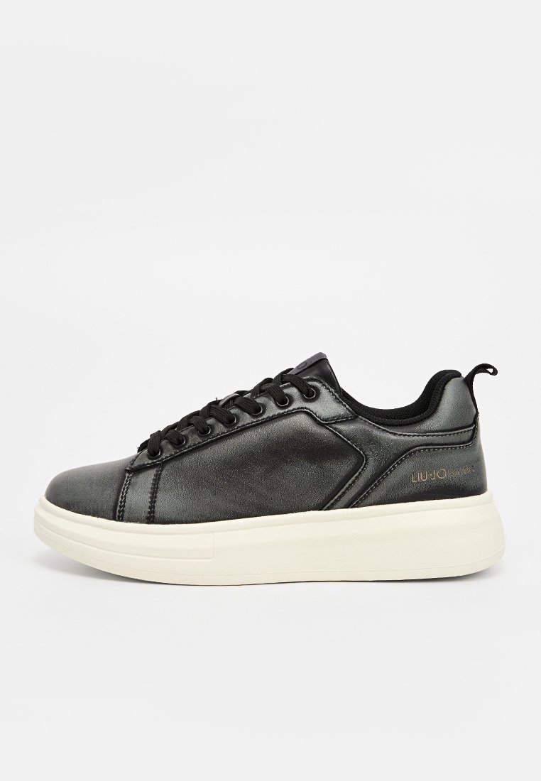 Sneakers in pelle nera con una finitura liscia, caratterizzati da una punta tonda, suola in gomma bianca e lacci neri. Tra gli elementi distintivi è presente un logo del marchio.