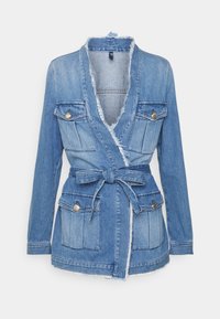 Chaqueta de mezclilla azul claro con cintura ajustada, dos bolsillos frontales, cuello y dobladillo deshilachados, y un diseño envolvente asegurado por un cinturón atado.