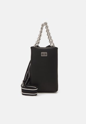 Sort rektangulær crossbodytaske med sølvkædehåndtag, stribet justerbar stofrem og lille Tommy Jeans logo-plakette foran.