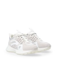 Weiße und hellgraue Sportschuhe aus einer Mischung aus Wildleder und Mesh-Materialien. Sie verfügen über eine dicke Gummisohle und seitliche Akzente zur Belüftung.