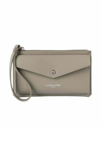 Portafoglio a polso in pelle grigia chiara con texture, dotato di zip nella parte superiore e tasca con patta frontale, etichettato "Lancaster Paris."