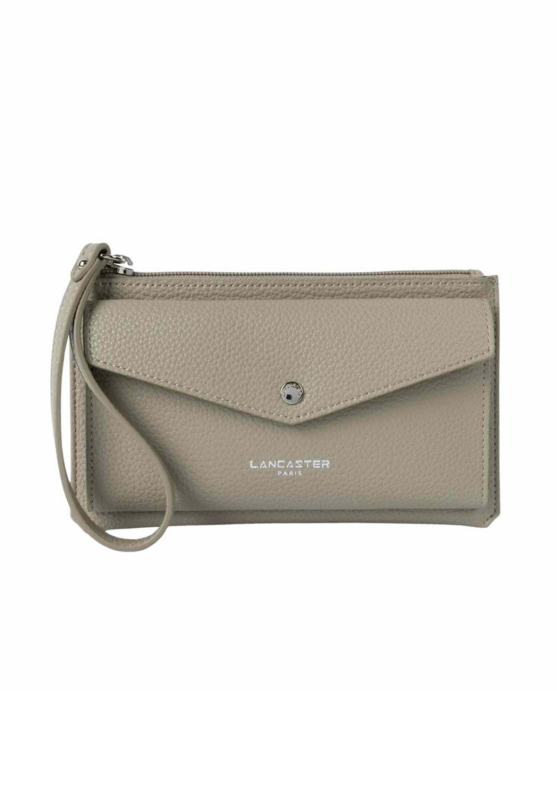 Portafoglio a polso in pelle grigia chiara con texture, dotato di zip nella parte superiore e tasca con patta frontale, etichettato "Lancaster Paris."