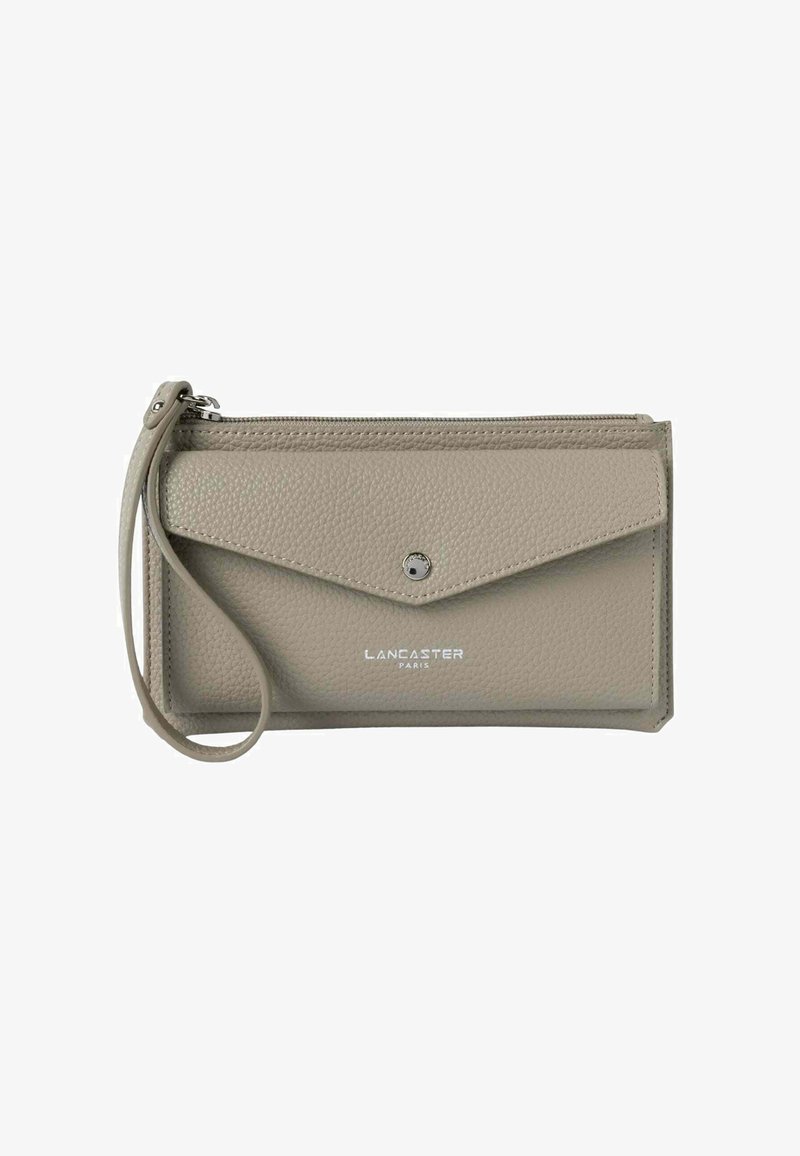 Portafoglio a polso in pelle grigia chiara con texture, dotato di zip nella parte superiore e tasca con patta frontale, etichettato "Lancaster Paris."