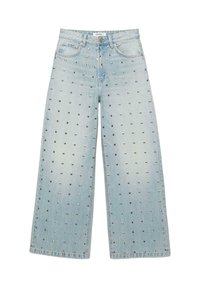 Jean bleu clair à jambes larges avec des clous carrés argentés couvrant uniformément l'avant, doté de poches avant et d'une fermeture par bouton.
