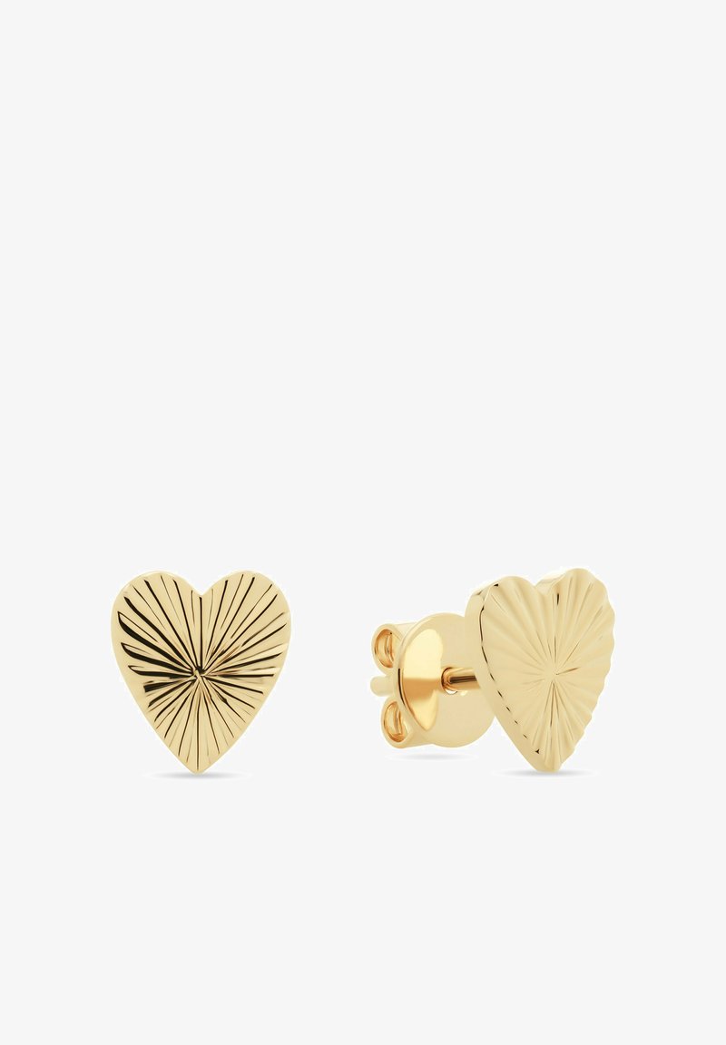 Orecchini a forma di cuore in oro con texture rigata. Ogni orecchino presenta un motivo dettagliato contrastante su un lato e una finitura liscia sull'altro.