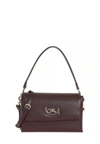 Borsa a tracolla in pelle marrone con pattina pieghevole, hardware con logo dorato, tracolla regolabile e superficie liscia. Forma rettangolare compatta.