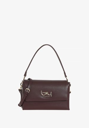 Borsa a tracolla in pelle marrone con pattina pieghevole, hardware con logo dorato, tracolla regolabile e superficie liscia. Forma rettangolare compatta.