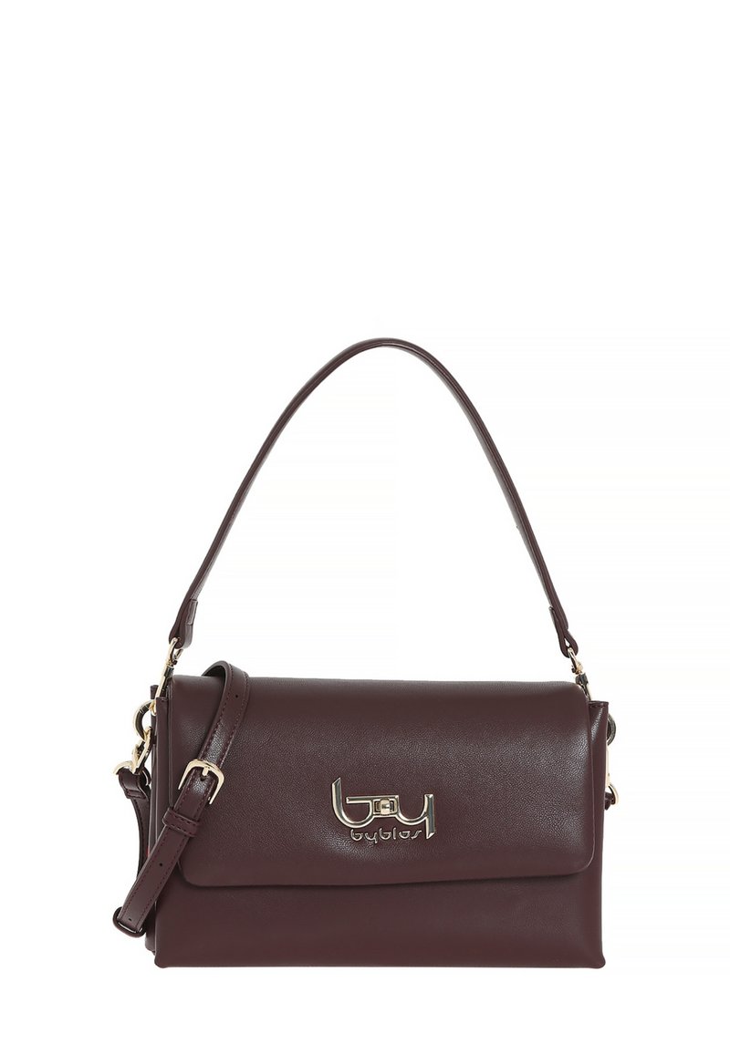 Borsa a tracolla in pelle marrone con pattina pieghevole, hardware con logo dorato, tracolla regolabile e superficie liscia. Forma rettangolare compatta.