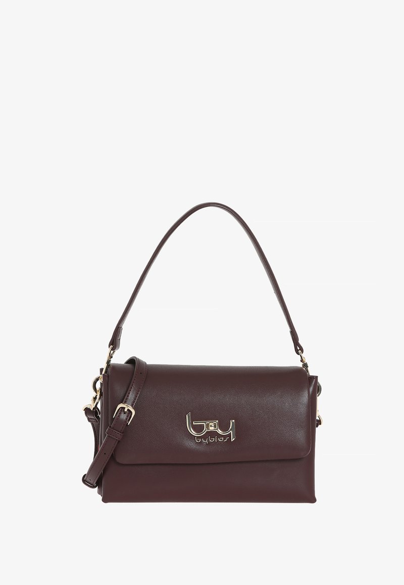 Borsa a tracolla in pelle marrone con pattina pieghevole, hardware con logo dorato, tracolla regolabile e superficie liscia. Forma rettangolare compatta.