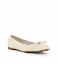 Ballerine crème en cuir souple avec un capuchon en vernis, petit accent de nœud et semelle en caoutchouc plate. Texture lisse dans l'ensemble.