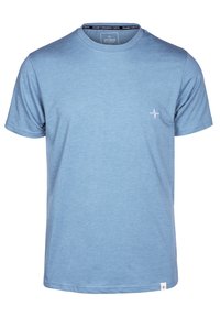 Lichtblauwe katoenen T-shirt met een ronde hals, korte mouwen en een klein wit logo op de linkerborst. Zachte stoffen textuur.
