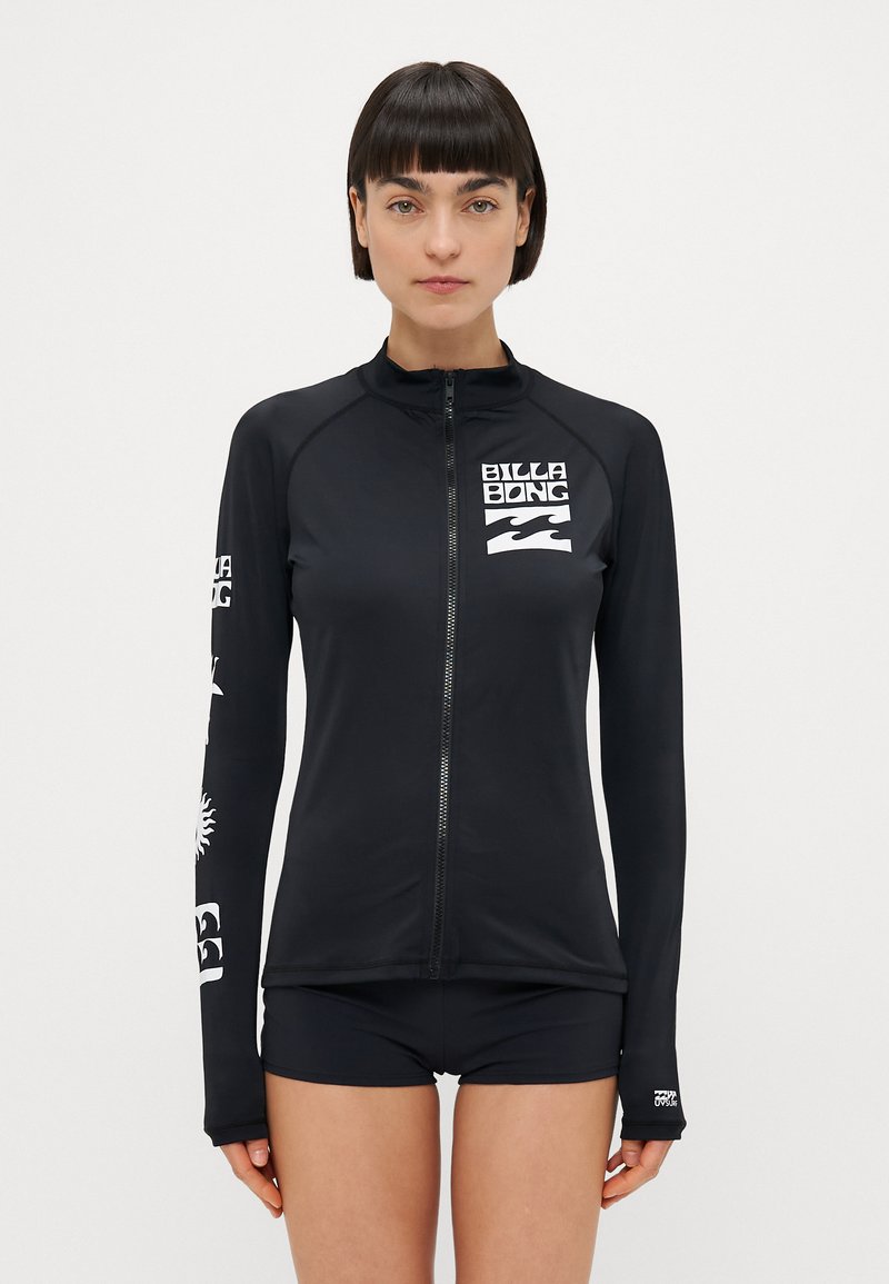 Črna rash guard majica s kapuco in dolgimi rokavi. Ima bel logo blagovne znamke in dizajne na rokavih. Narejena je iz gladkega, raztegljivega materiala.