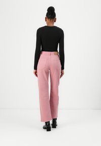 Tommy Jeans LAYLA SLIM STRAIGHT - Džínsy s rovným strihom - tahiti berry