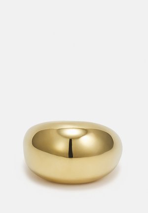 Bol de metal auriu cu o suprafață netedă și reflectorizantă, având o formă rotundă și organică. Fără modele sau accente vizibile.