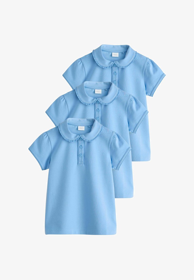 Trois polos bleu clair à manches courtes avec cols Peter Pan à volants et pattes de boutonnage, empilés en chevauchement sur fond blanc.