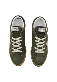Sneakers verde in suede con lacci bianchi, dotati di pannelli perforati, una suola in gomma color marrone e un'etichetta con il logo sulla linguetta.
