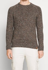 Gestrickter Wollpullover in erdigen Brauntönen und Grau, mit Rundhalsausschnitt, langen Ärmeln und einem gerippten Saum. Mit kleinem Lederetikett versehen.