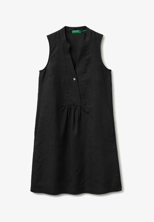 Czarna lniana sukienka bez rękawów z dekoltem w serek i pojedynczym zapięciem na guzik pod kołnierzykiem, z subtelnymi marszczeniami w talii.