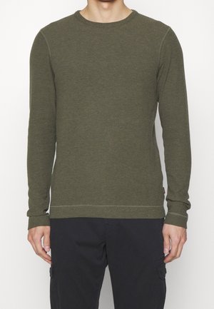 Olivenfarbendes Langarmshirt aus strukturiertem Stoff, mit Rundhalsausschnitt und kontrastierenden Nähten am Saum und an den Bündchen.