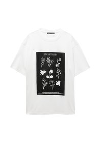 Camiseta blanca de mangas cortas con un diseño rectangular impreso en negro que presenta un arte lineal en blanco de varias flores y el texto "LINE ART FLORA".