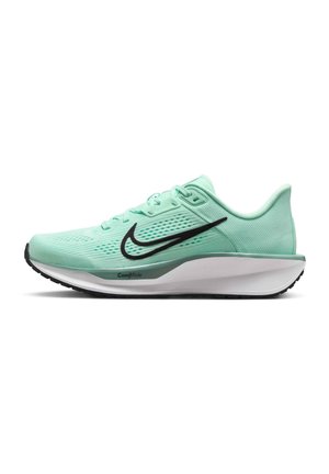 Scarpa da corsa Nike verde chiaro con parte superiore in rete, logo Swoosh nero, suola imbottita e dettagli texturizzati, con logo ComfiRide.