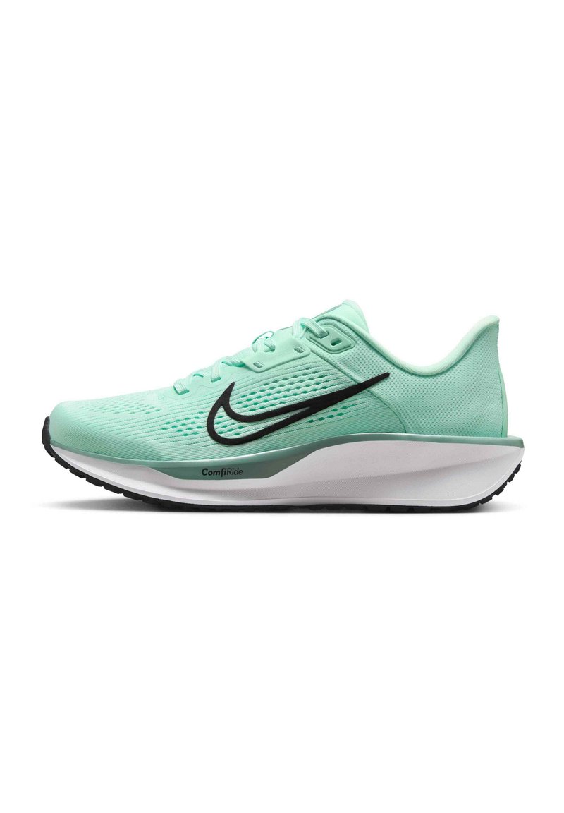 Lichtgroene Nike hardloopschoen met bovenwerk van mesh, zwart swoosh-logo, gevoerde zool en gestructureerde details, met ComfiRide-branding.
