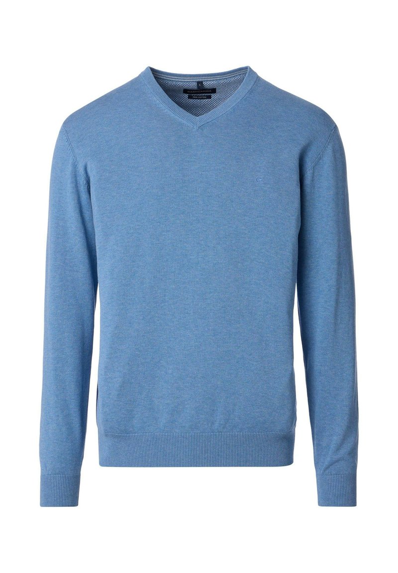 Niebieski sweter w serek wykonany z miękkiego materiału, z długimi rękawami, ściągaczami przy mankietach i u dołu, oraz z małym logo na klatce piersiowej.