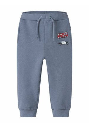 Pantalon de survêtement en coton bleu avec une ceinture élastique et un cordon de serrage. Présente des motifs brodés d'un camion de pompiers et d'une voiture de police sur le devant.