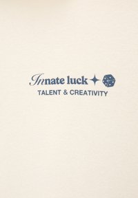 Le texte indique "Innate luck TALENT & CREATIVITY" en bleu, avec une étoile et un dé à six faces sur un fond uni et clair.