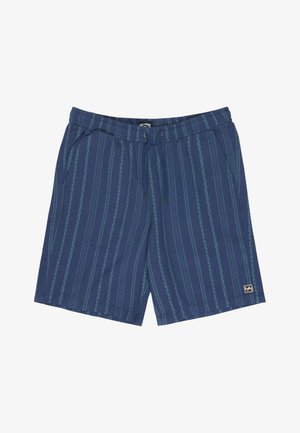 Short bleu à cordon avec des rayures verticales vertes, poches latérales et petit écusson logo sur la jambe gauche inférieure.