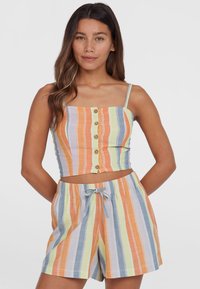 Gestreepte tweedelige set bestaande uit een cropped top met knopen aan de voorkant en dunne bandjes, en bijpassende shorts met een elastische tailleband en trekkoord.