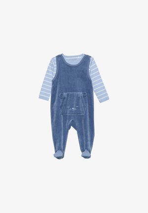 Blauwe velours overall met een gestreept langarmshirt eronder. De overall heeft een berenvormige zak en een voetbedekkend ontwerp. Zachte textuur.