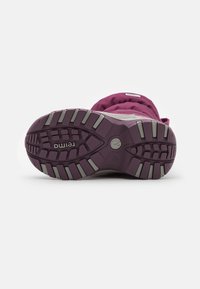 Semelle de botte d'hiver violette avec des motifs de semelle profonds, en caoutchouc et finition texturée ; présente des accents gris et une marque sur le côté.