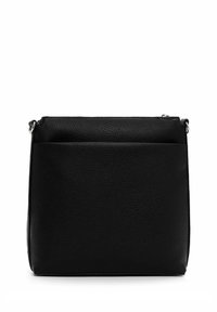 Borsa a tracolla in pelle nera con finitura testurizzata, forma rettangolare, accessori in argento e una tasca frontale. Design minimalista.