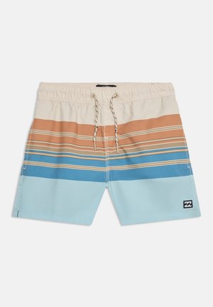 Short de bain homme à rayures horizontales beige, marron, bleu et bleu clair, avec une taille à cordon et un petit patch logo sur la jambe.