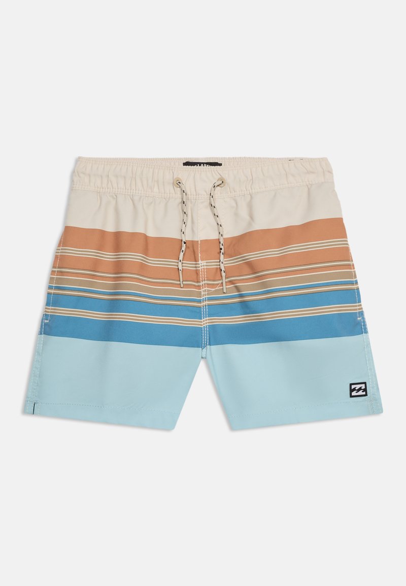 Short de bain homme à rayures horizontales beige, marron, bleu et bleu clair, avec une taille à cordon et un petit patch logo sur la jambe.
