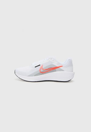 DOWNSHIFTER 13 - Zapatillas running asfalto - white/crimson/wolf grey/black
