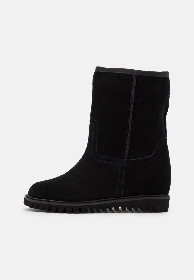 FARA LOW - Kiilakorkonilkkurit - black