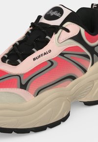 Chunky sneaker με ροζ, μαύρο και γκρι κυματιστό σχέδιο, μπεζ χοντρή σόλα, μαύρα κορδόνια και λογότυπο "Buffalo" στη γλώσσα και πλευρά.