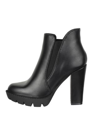Botas negras hasta el tobillo con un alto tacón cuadrado. Fabricadas en cuero, cuentan con paneles laterales elásticos y una suela gruesa y texturizada.