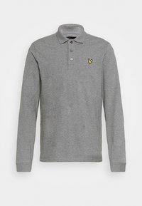 Grå långärmad polo med krage och tre knappslå, med en liten gul logotyp av en fågel på vänster bröst.