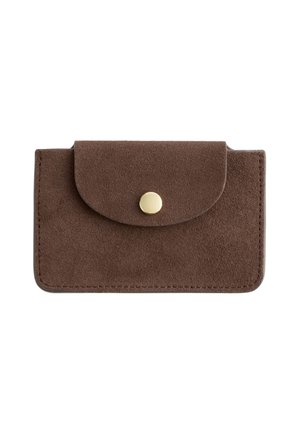 Maža stačiakampė ruda zomšinė piniginė su apvalia sklende ir viena auksine sagtele užsegimui, ant balto fono.