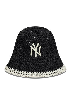 Chapeau bob noir en crochet avec le logo New York Yankees brodé en blanc et une bordure en crochet blanc le long du bord.