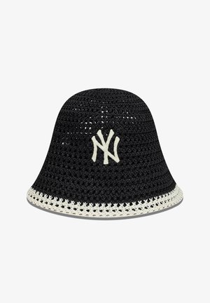 Chapeau bob noir en crochet avec le logo New York Yankees brodé en blanc et une bordure en crochet blanc le long du bord.