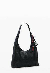 Mustast nahast õlakott perforatsiooniga lillemustriga, ühe rihmaga ja dekoratiivse punase tutiga koos liblikasõrmusega.