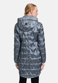 Grijze geïsoleerde jas met een capuchon, met een geometrisch quiltpatroon en een elegante, glanzende textuur. Inclusief een cirkelvormig logo-detail.