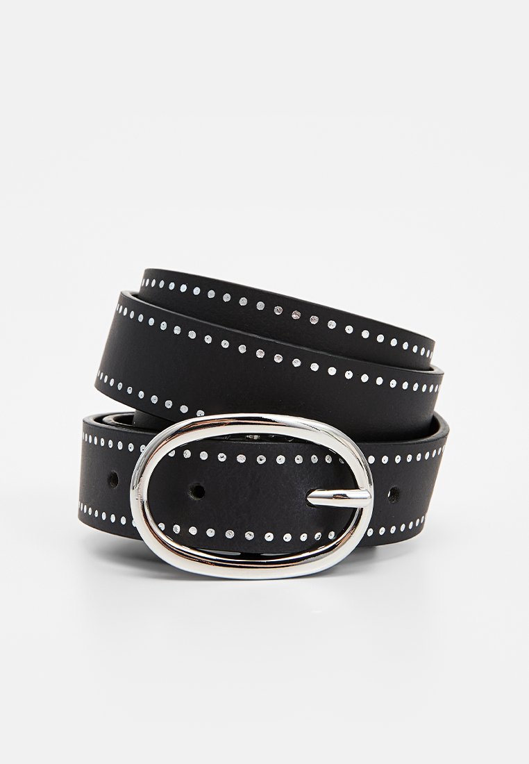 Cinturón de cuero negro con acentos de remaches circulares plateados y una hebilla ovalada plateada, con una textura suave y agujeros ajustables para el cierre.