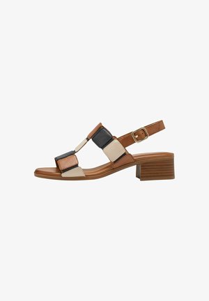 Braune und schwarze Blockabsatzsandalen; mit einem T-Riemen-Design, strukturiertem Leder und verstellbarem Knöchelriemen.