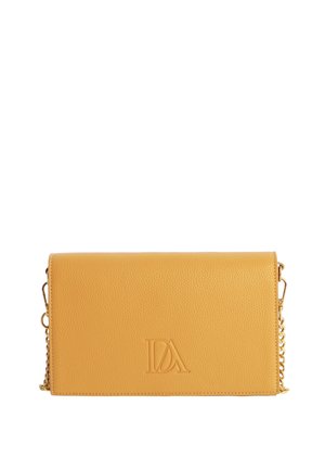Bolso tipo clutch de cuero amarillo con textura, con el logo "IDA" en relieve y detalles de cadena dorada sobre un fondo blanco.